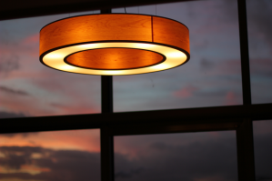 Grote ronde hanglamp in de vorm van een donut. gemaak uit esdoorn hout en voorzien van meerdere E27 verlichtingspunten